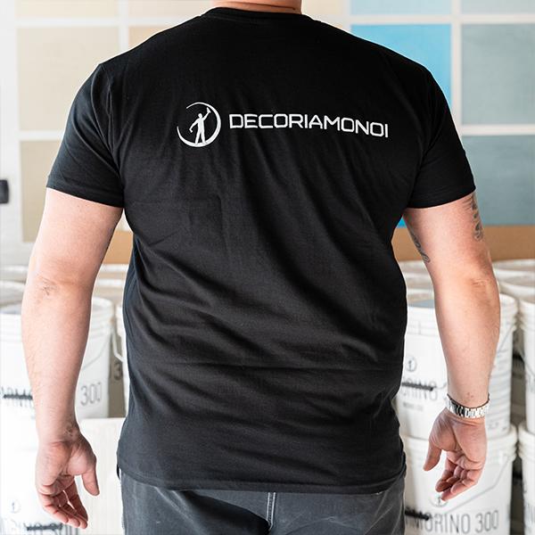 T-shirt Decoriamonoi | abbigliamento brandizzato | decorazione di interni
