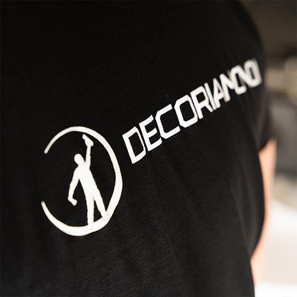 T-shirt Decoriamonoi | abbigliamento brandizzato | decorazione di interni